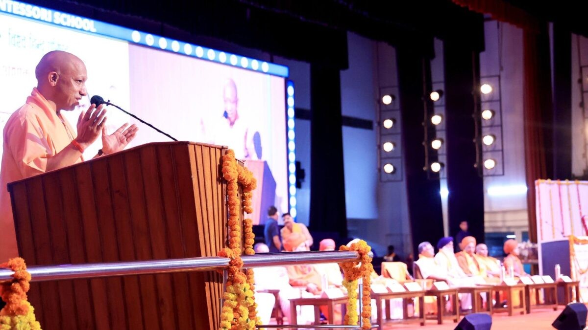 यूपी चुनाव 2027: योगी का अशोक सिंघल मंच से अखिलेश पर हमला, 'रामद्रोही' सरकार की याद दिलाई