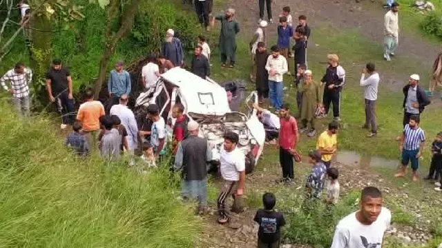 राजौरी में 300 मीटर गहरी खाई में गिरी कार, दो की मौत, चार घायल