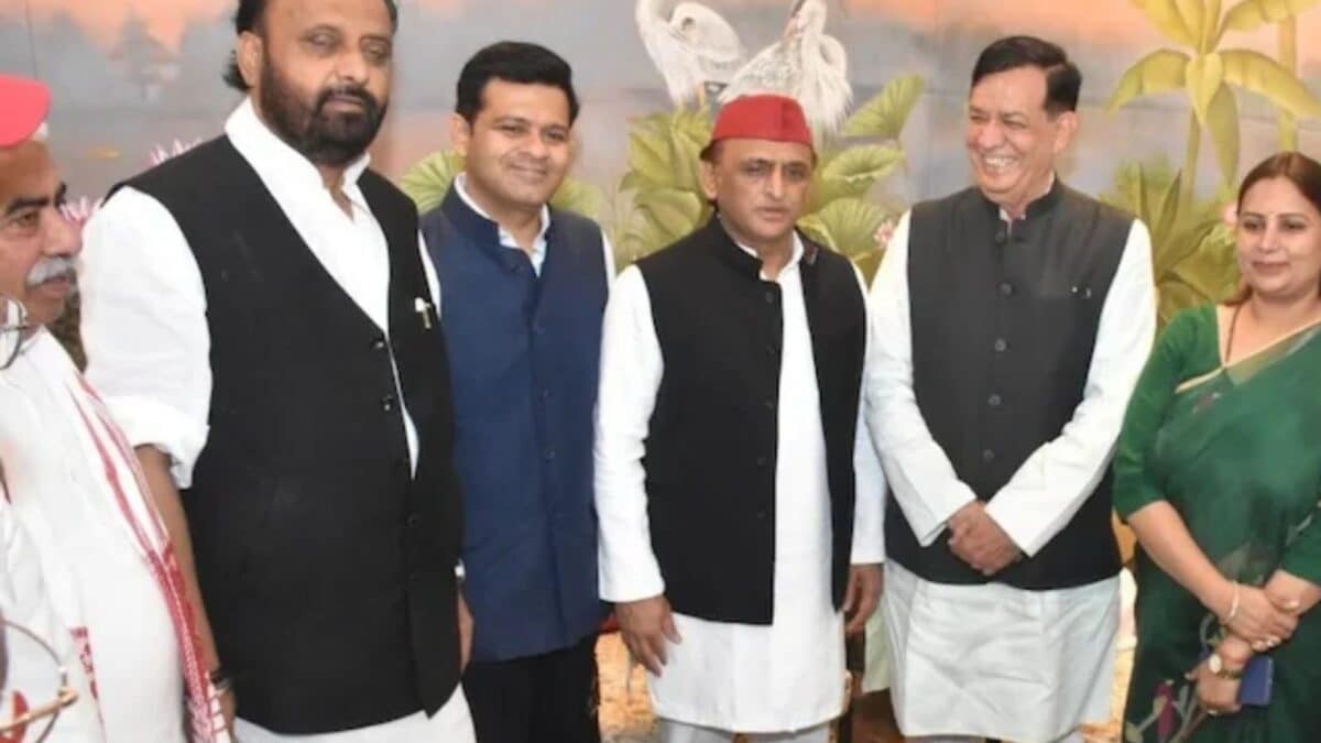 राजनीति में संयम की मिसाल: राकेश सचान की सफाई और भारतीय लोकतंत्र की परिपक्वता
