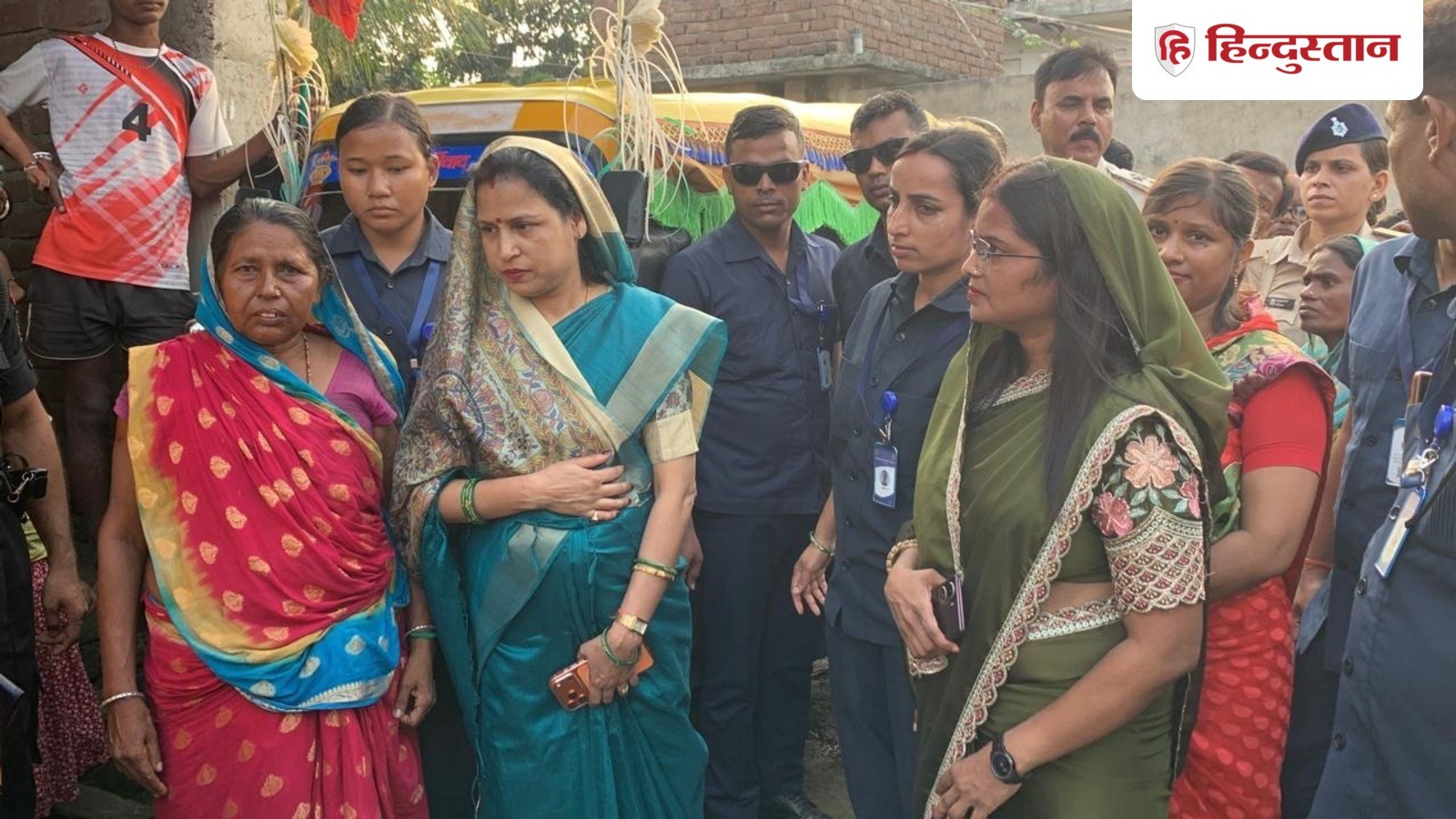 बिहार की बाढ़ पीड़ितों के बीच पहुंचीं सीएम की पत्नी, सरकार से मुआवजे की मांग रखने का आश्वासन